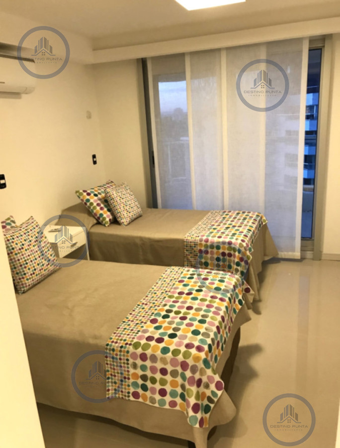 Apartamento ID.174 - Venta de apartamento de 2 dormitorios más dependencia y parrillero en Playa Mansa