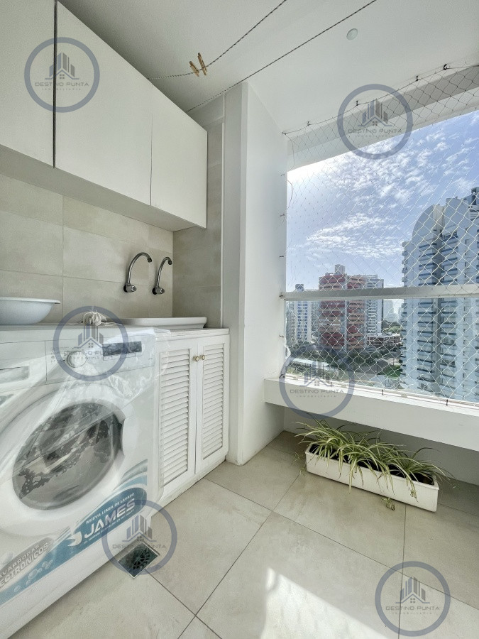 Apartamento ID.968 - Apartamento de 2 Dormitorios en Torre con Servicios - Playa Brava, Punta del Este
