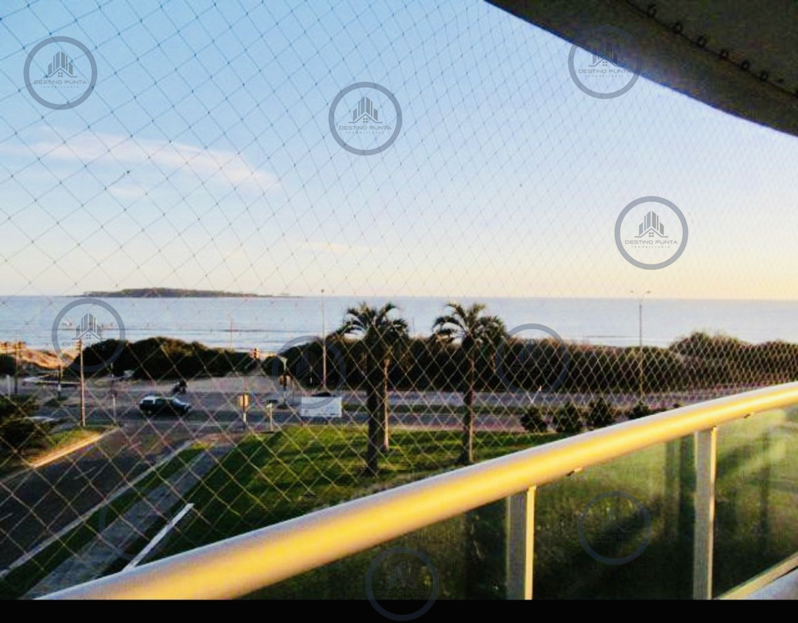 Apartamento ID.1708 - Alquiler temporario de gran apartamento de 4 dormitorios más dependencia en Playa Mansa