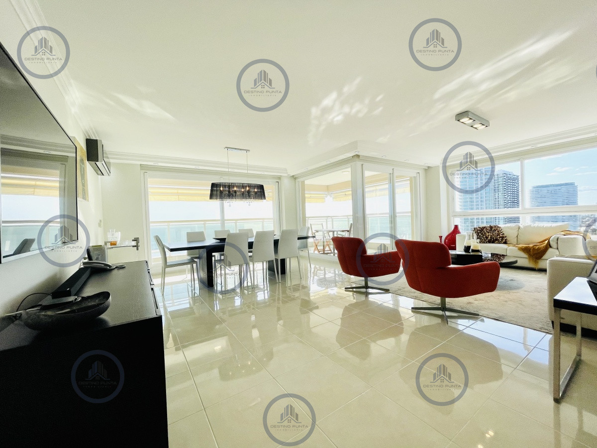 Apartamento ID.1059 - Venta de Excelente apartamento en alquiler temporario de tres dormitorios más dependencia de servicio, Playa Mansa, Punta del Este