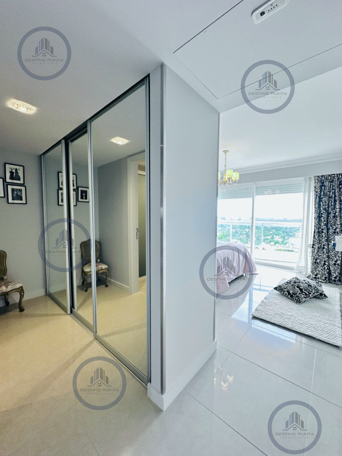 Apartamento ID.2300 - Lujoso Penthouse de 4 Dormitorios con Vista al Mar sobre Playa Mansa, Punta del Este