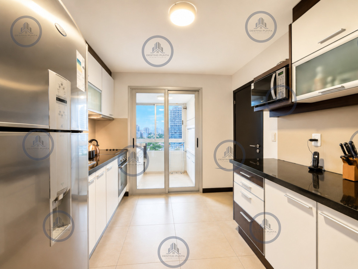 Apartamento ID.3204 - Venta de Excelente Apartamento de 3 Dormitorios con Vista al Mar, Playa Mansa, Punta del Este