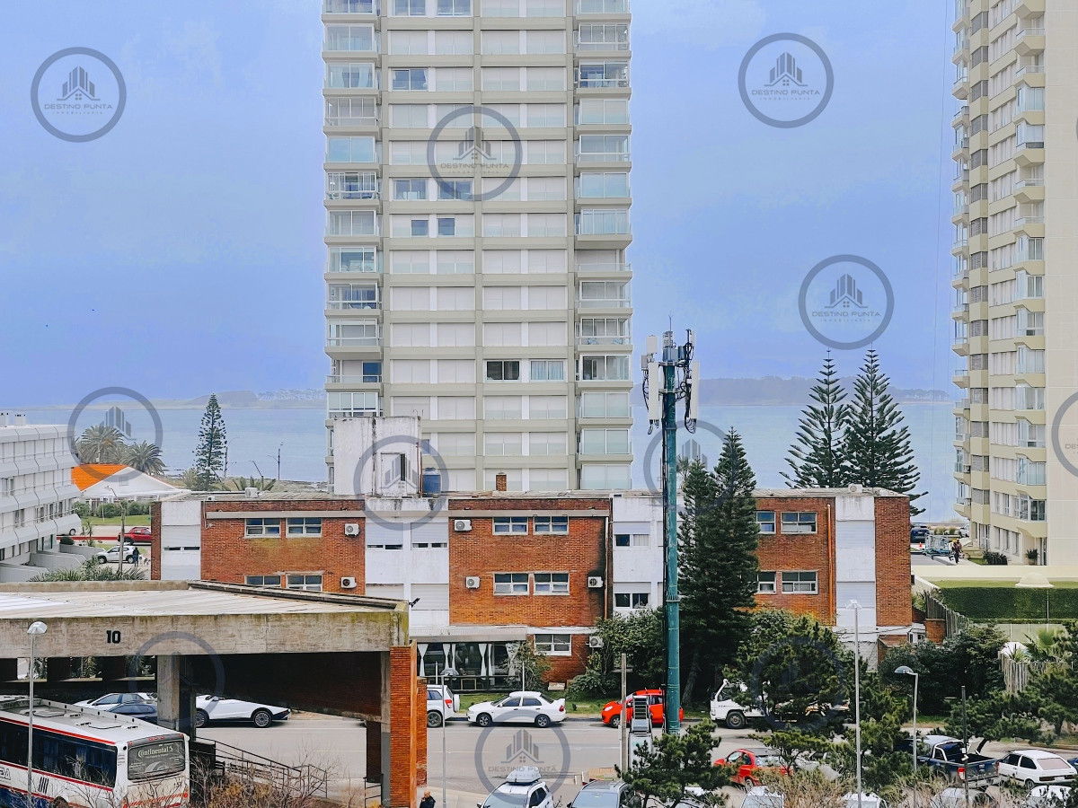 Apartamento ID.2075 - Excelente Apartamento de 2 Dormitorios Frente a Los Dedos, Playa Brava Punta del Este