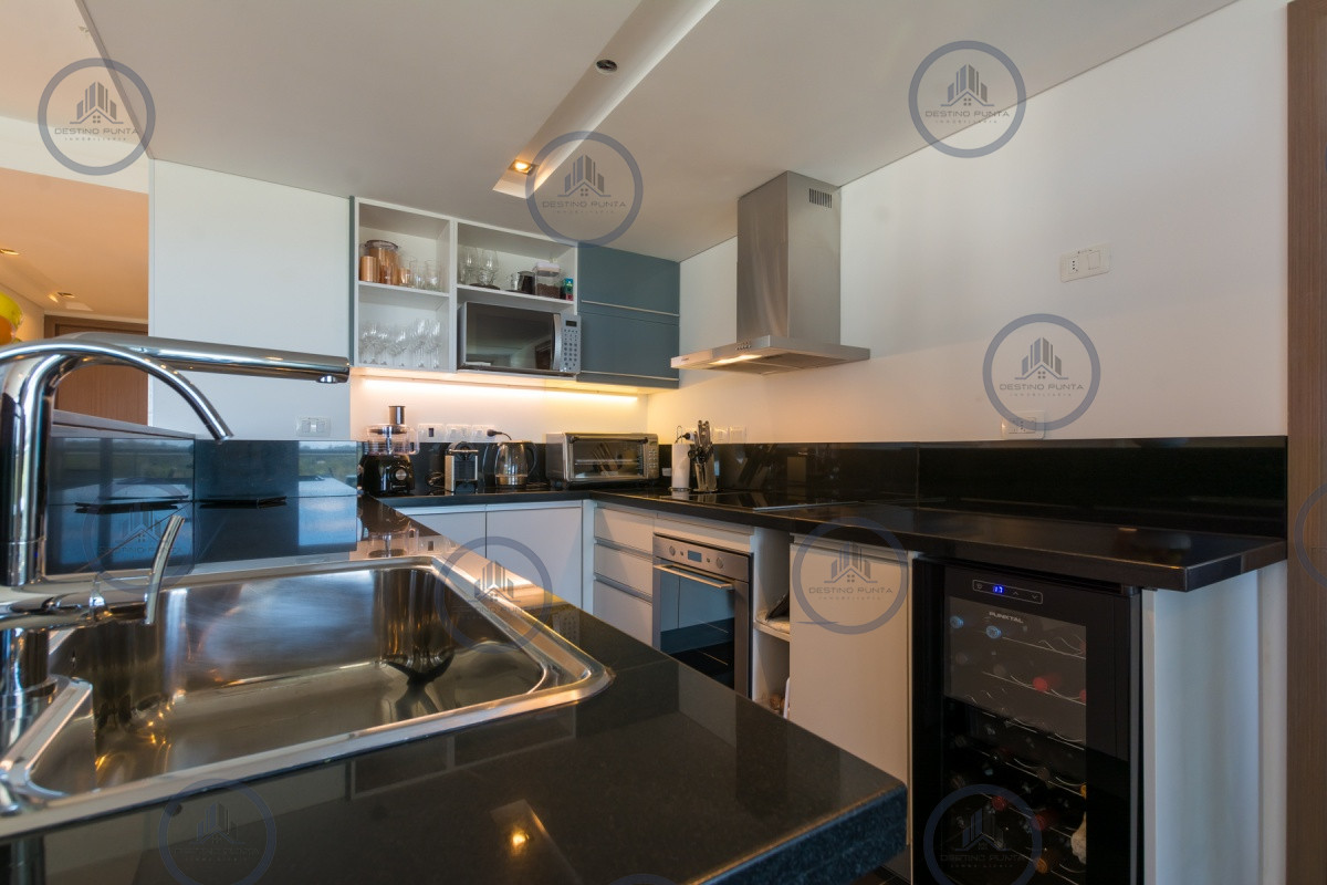 Apartamento ID.301 - Excelente Apartamento de 2 Dormitorios + Servicio en Brava con Vista al Mar
