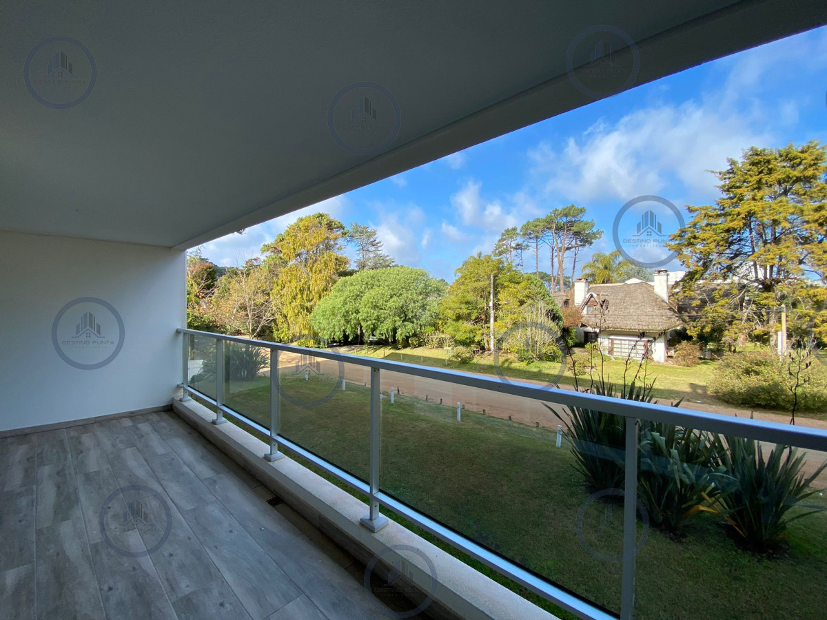 Apartamento ID.777 - Espectacular Apartamento de Dos Dormitorios, Dependencia y Parrillero a Estrenar en Punta del Este