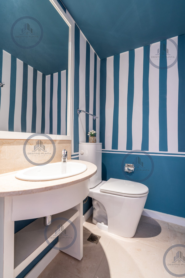 Apartamento ID.53 - Moderno Apartamento sobre playa Brava en torre Le Parc, cuenta con dos dormitorios más dependencia de servicio. Punta del Este