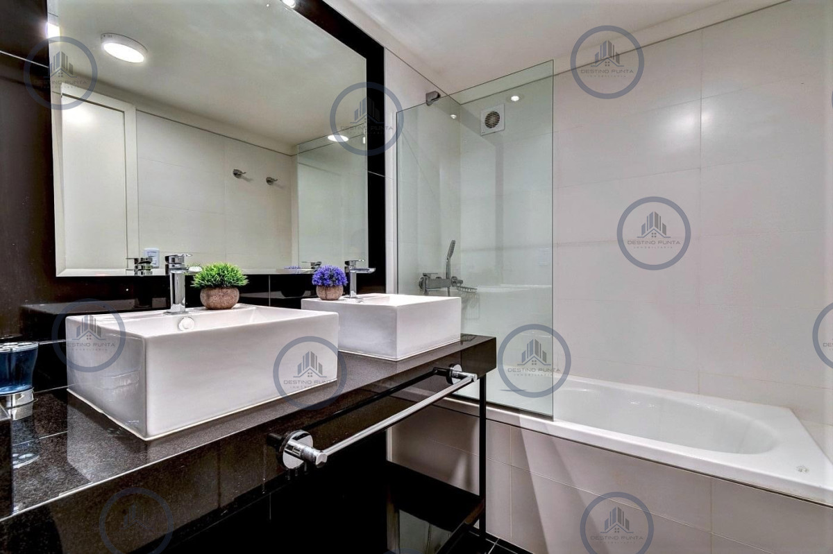 Apartamento ID.1626 - Alquiler temporario de apartamento de dos dormitorios con dos baños a pasos de la Playa y centro comercial, Punta del Este