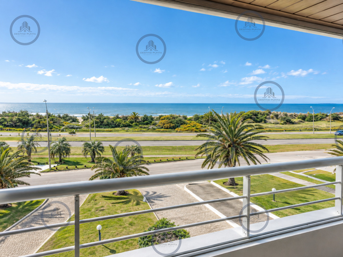 Apartamento de 4 Dormitorios frente al mar, con Parrillero y Vista.  Playa Brava, Punta del Este — fotografía 2