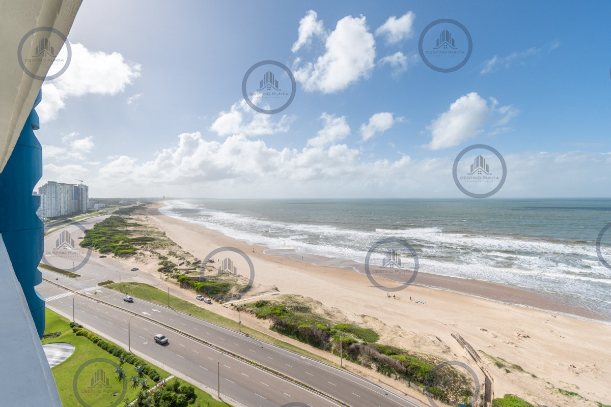 Apartamento ID.71 - Excelente Apartamento de 3 Dormitorios y Dependencia de Servicio Frente al Mar - Playa Brava