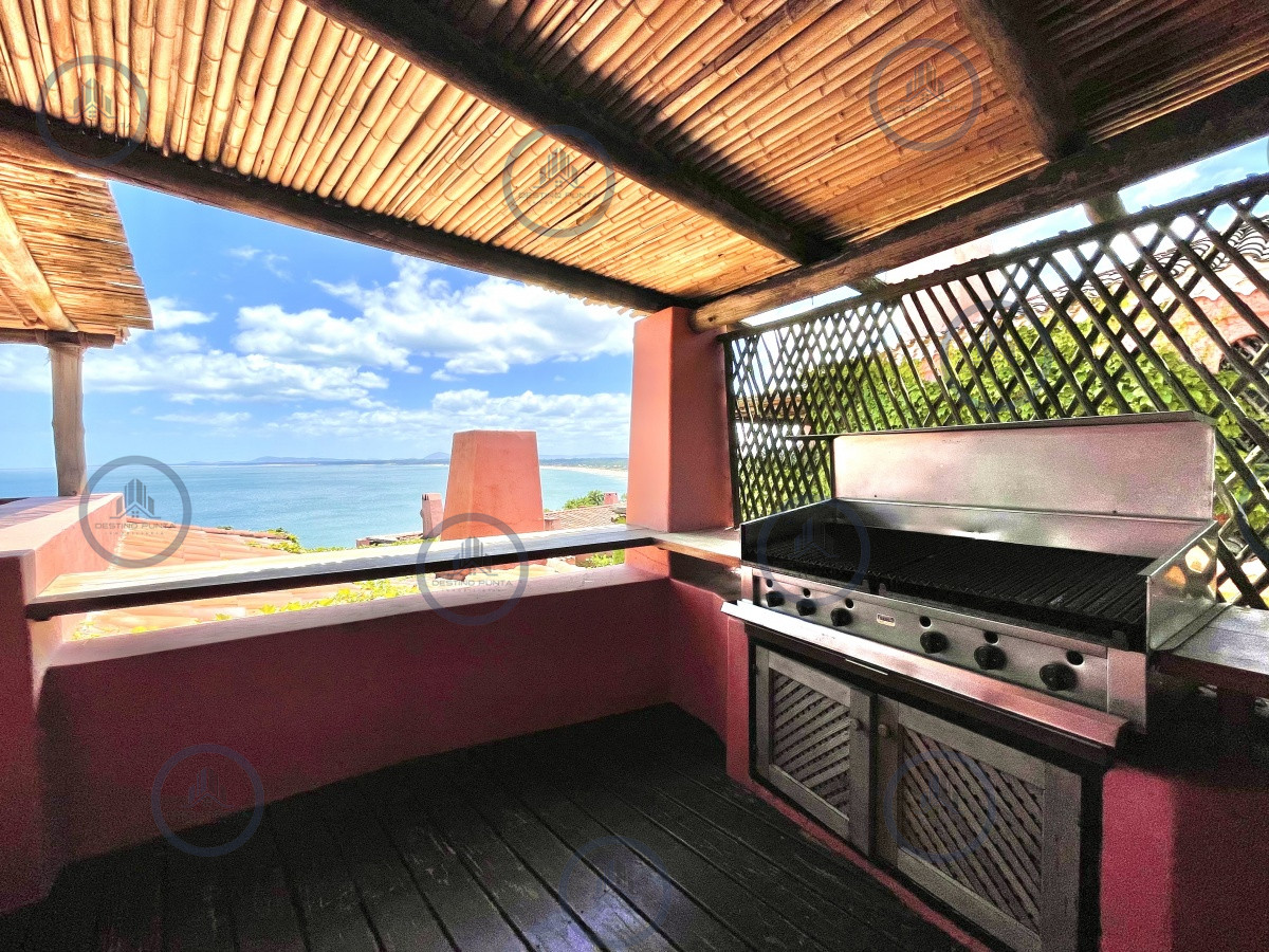 Alquiler temporario, anual y venta  de maravillosa casa de cuatro dormitorios más dependencia en Complejo Privado de Punta Ballena — fotografía 2