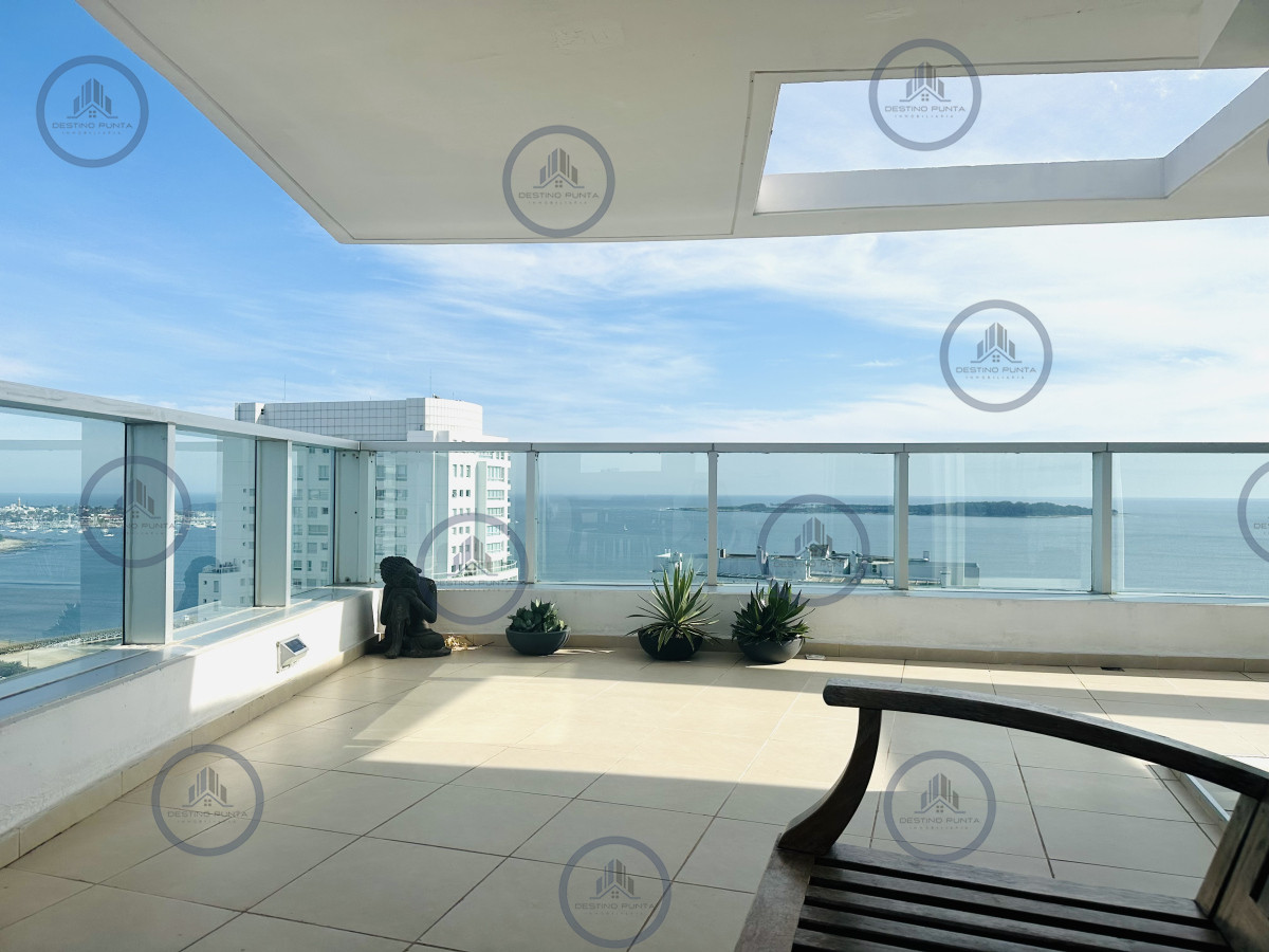 Apartamento ID.1226 - Venta de Excelente Penthouse de 2 Dormitorios y Parrillero con vistas a Playa Mansa, Punta del Este