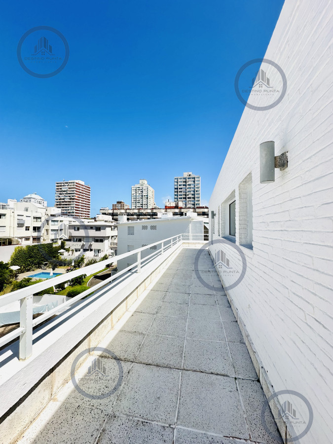 Apartamento ID.2461 - Alquiler y venta de apartamento con vista al Mar en Península de 3 dormitorios más dependencia