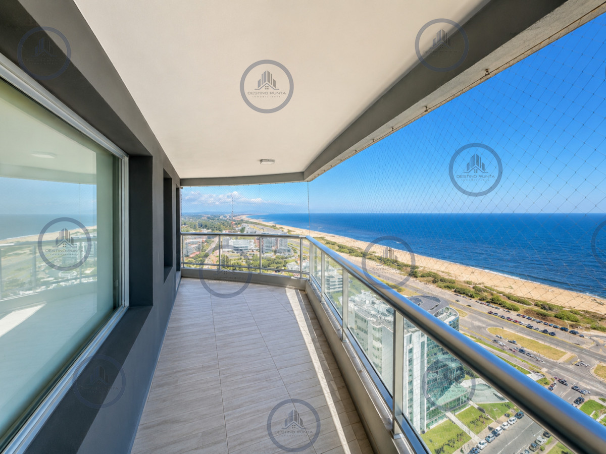 Apartamento ID.150 - Espectacular Penthouse Duplex con 4 Dormitorios + Dependencia y Terraza con Parrillero, en torre premium de Playa Brava, Punta del Este