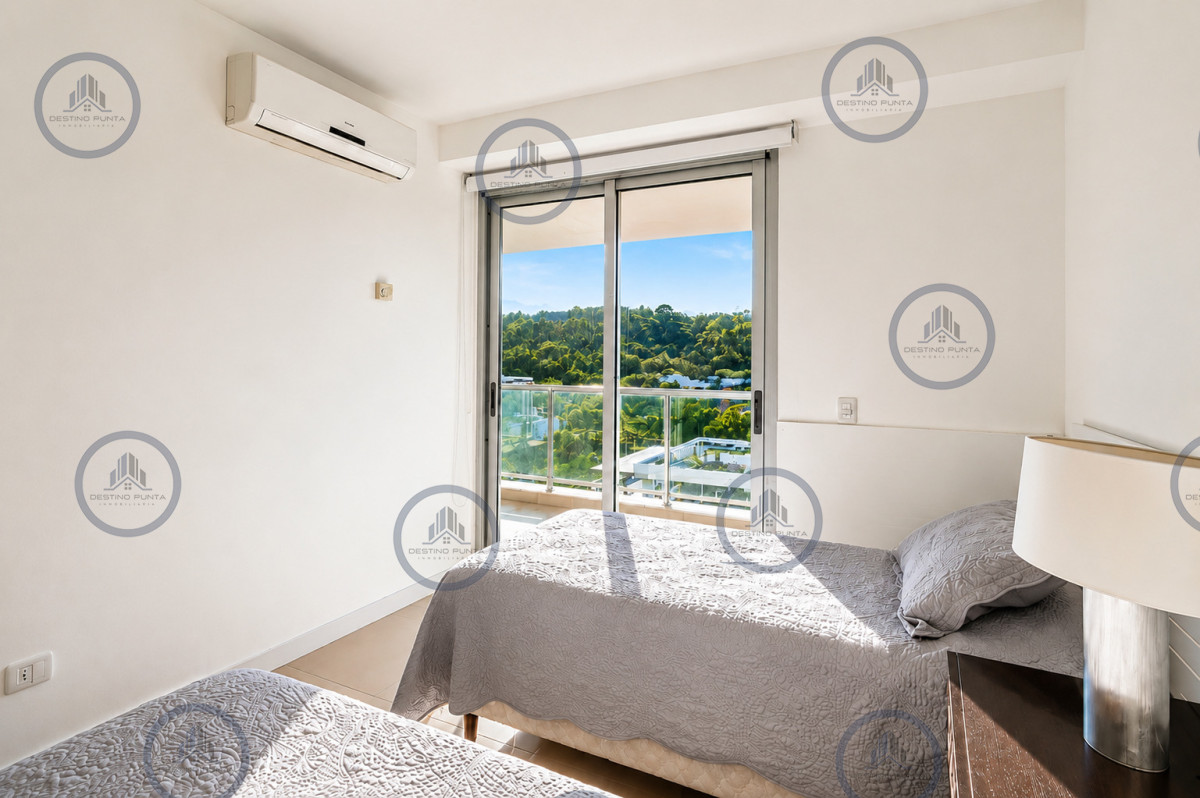 Apartamento ID.3106 - Apartamento de 3 Dormitorios en Primera Línea del Mar, Playa Brava Punta del Este