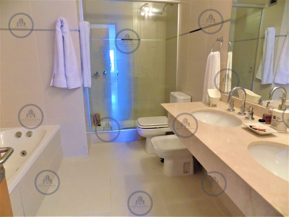 Apartamento ID.1750 - Excelente Apartamento de 2 Dormitorios en Playa Mansa - Punta del Este