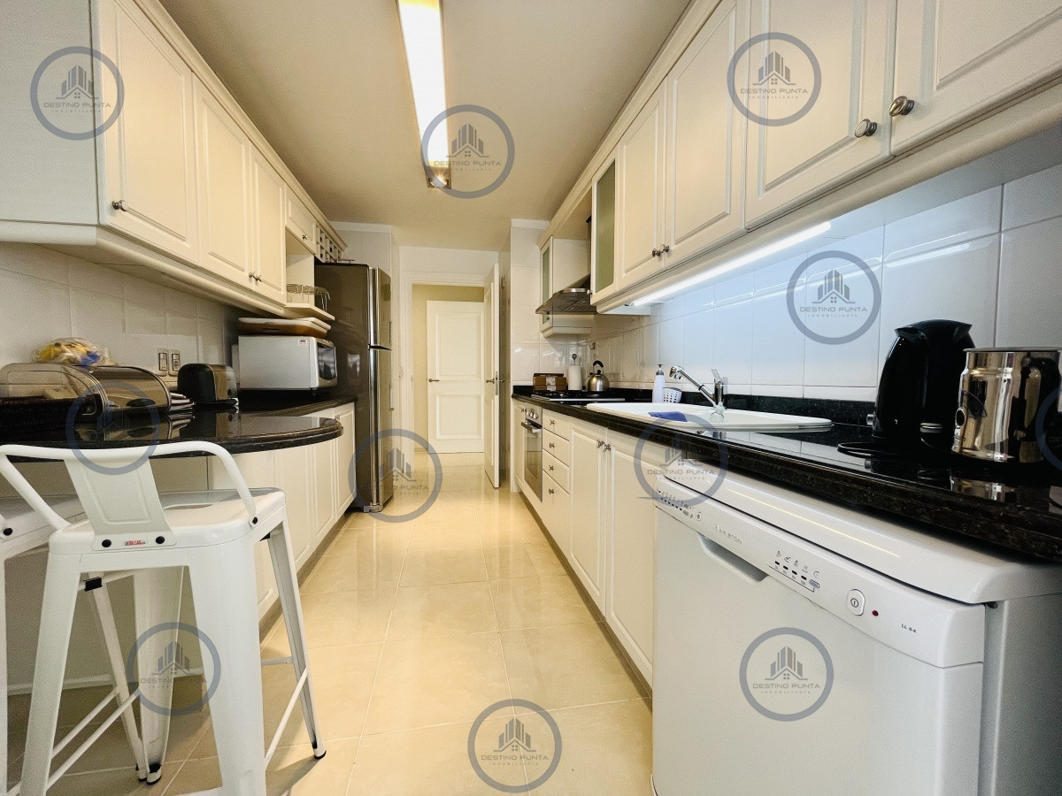 Apartamento ID.1059 - Venta de Excelente apartamento en alquiler temporario de tres dormitorios más dependencia de servicio, Playa Mansa, Punta del Este