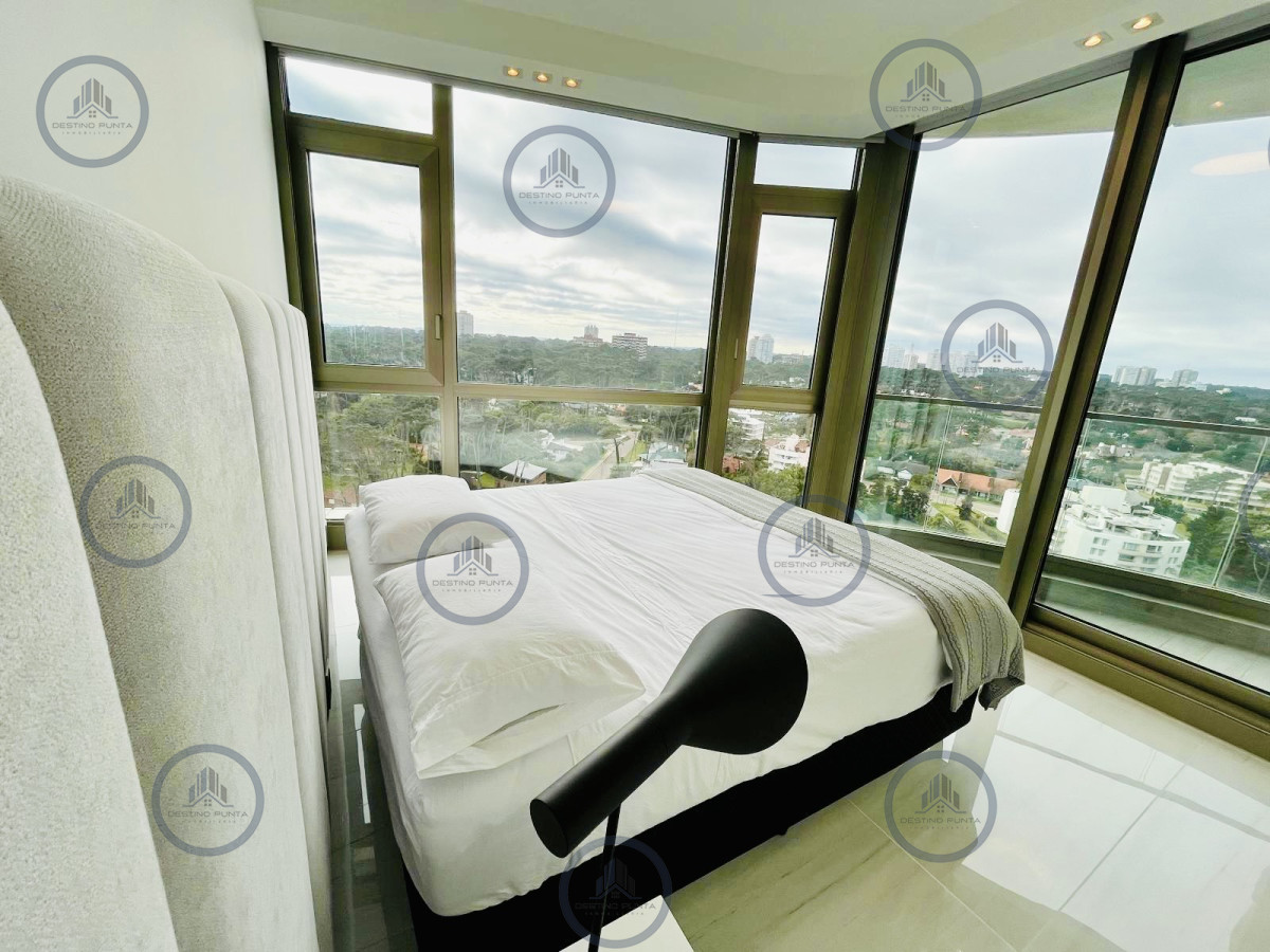 Apartamento ID.2287 - Exclusiva unidad de 4 dormitorios en suite en Fendi Chateu Playa Mansa Disponible Alquiler Anual