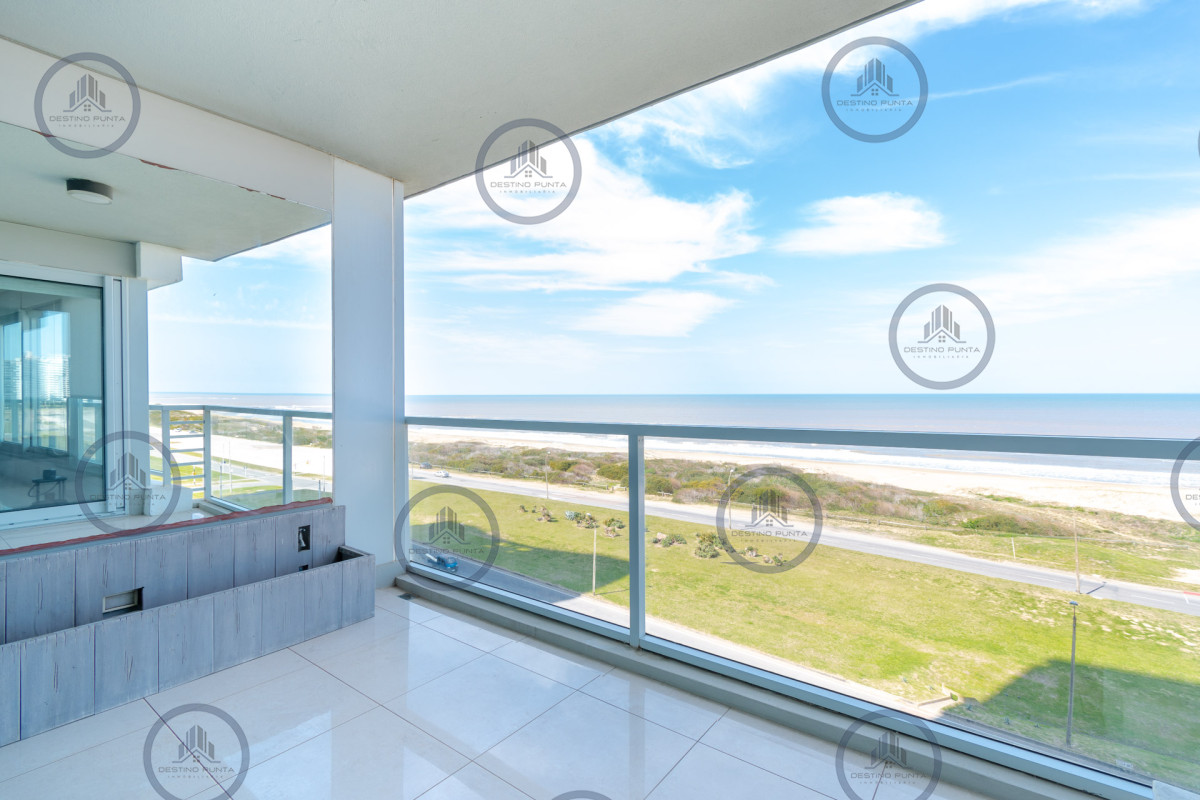 Apartamento ID.53 - Moderno Apartamento sobre playa Brava en torre Le Parc, cuenta con dos dormitorios más dependencia de servicio. Punta del Este