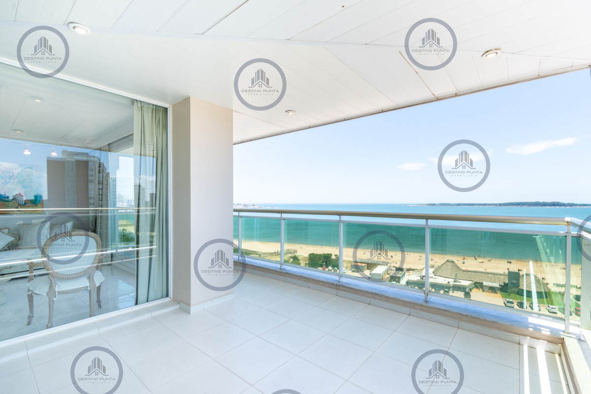 Apartamento ID.77 - Alquiler temporario y venta de espectacular departamento esquinero al frente en edificio icónico frente al Mar, Playa Mansa, Punta del Este 