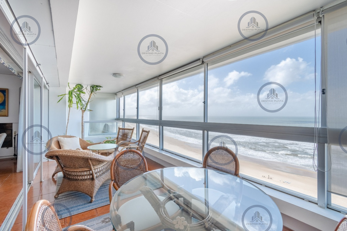 Apartamento ID.71 - Excelente Apartamento de 3 Dormitorios y Dependencia de Servicio Frente al Mar - Playa Brava