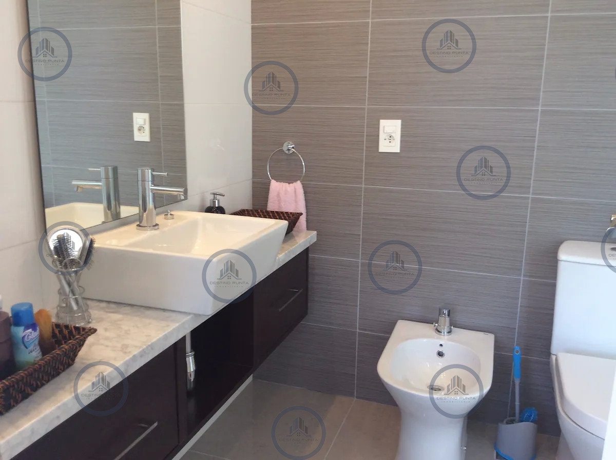 Apartamento ID.218 - Venta y alquiler de moderno departamento de tres dormitorios más dependencia a pasos de Playa Brava