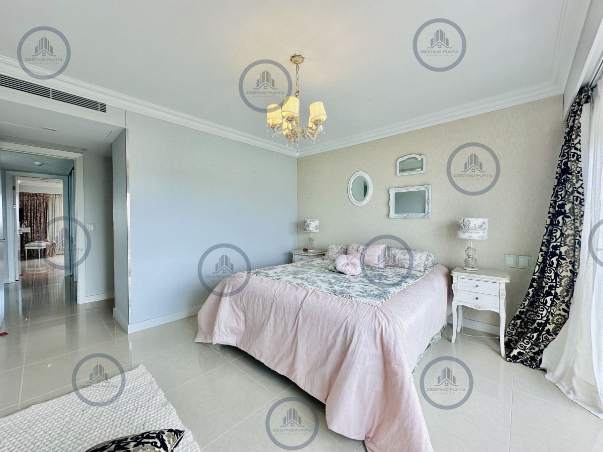 Apartamento ID.2300 - Lujoso Penthouse de 4 Dormitorios con Vista al Mar sobre Playa Mansa, Punta del Este