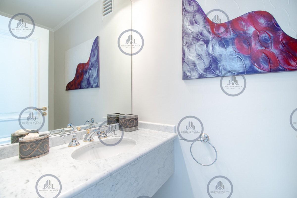 Apartamento ID.77 - Alquiler temporario y venta de espectacular departamento esquinero al frente en edificio icónico frente al Mar, Playa Mansa, Punta del Este 