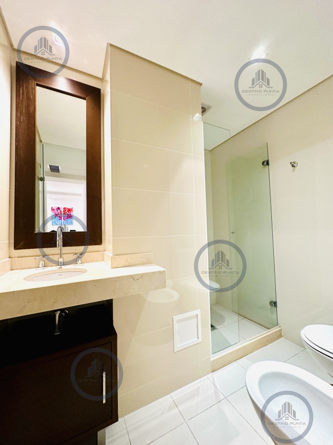 Apartamento ID.1708 - Alquiler temporario de gran apartamento de 4 dormitorios más dependencia en Playa Mansa