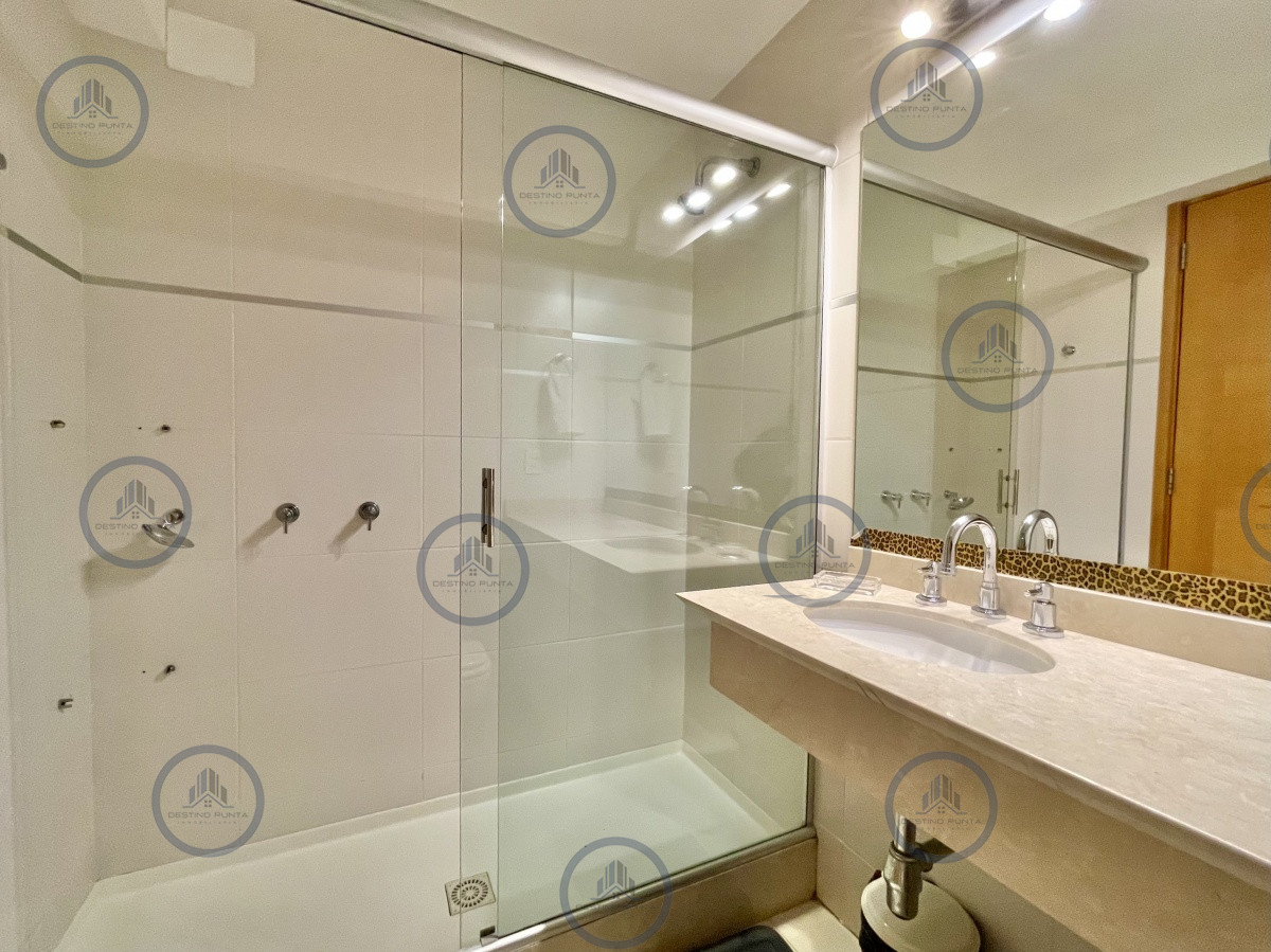 Apartamento ID.217 - Apartamento de 2 Dormitorios y Servicio a metros del mar, Playa Mansa Punta del Este
