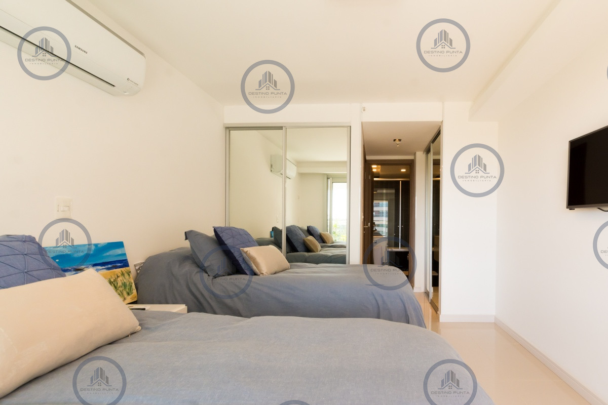Apartamento ID.301 - Excelente Apartamento de 2 Dormitorios + Servicio en Brava con Vista al Mar