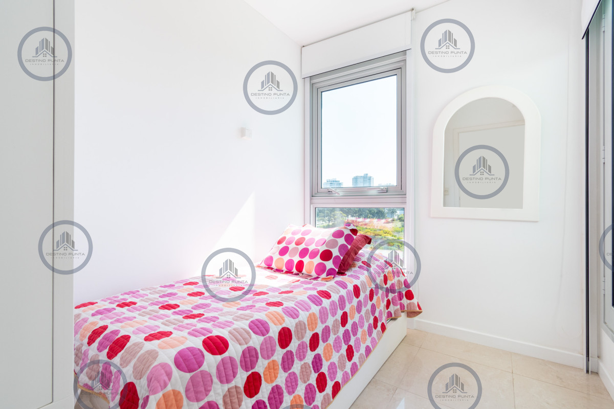 Apartamento ID.53 - Moderno Apartamento sobre playa Brava en torre Le Parc, cuenta con dos dormitorios más dependencia de servicio. Punta del Este