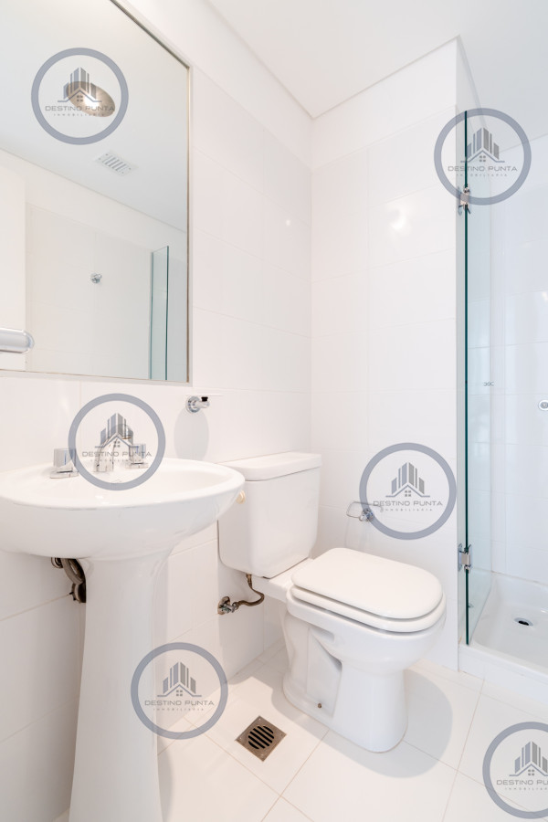 Apartamento ID.53 - Moderno Apartamento sobre playa Brava en torre Le Parc, cuenta con dos dormitorios más dependencia de servicio. Punta del Este