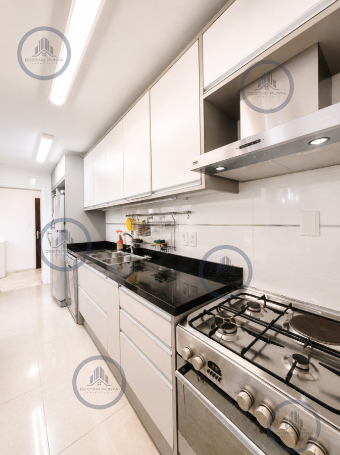 Apartamento ID.2025 - Apartamento en Venta, Península de Punta del Este. 3 Dormitorios con vista, reciclado 