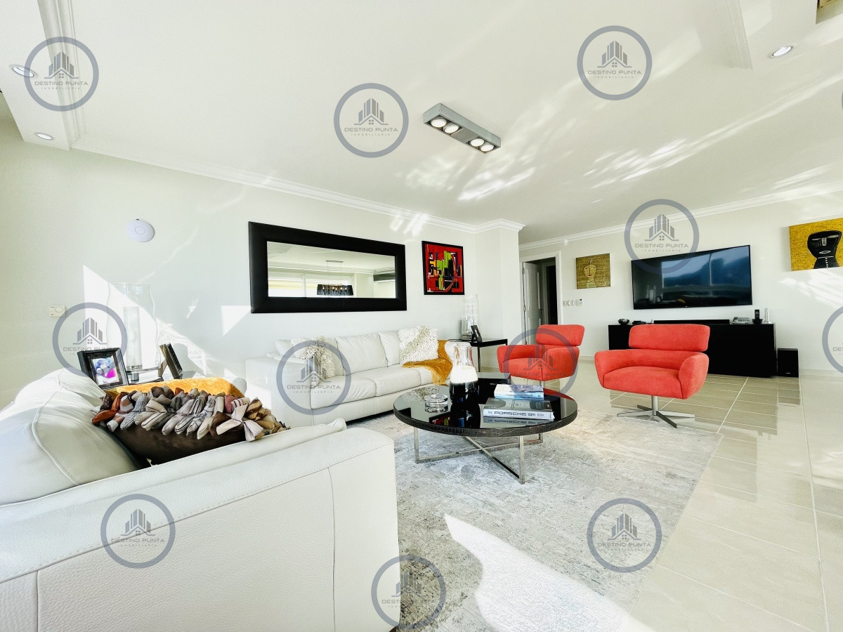 Apartamento ID.1059 - Venta de Excelente apartamento en alquiler temporario de tres dormitorios más dependencia de servicio, Playa Mansa, Punta del Este
