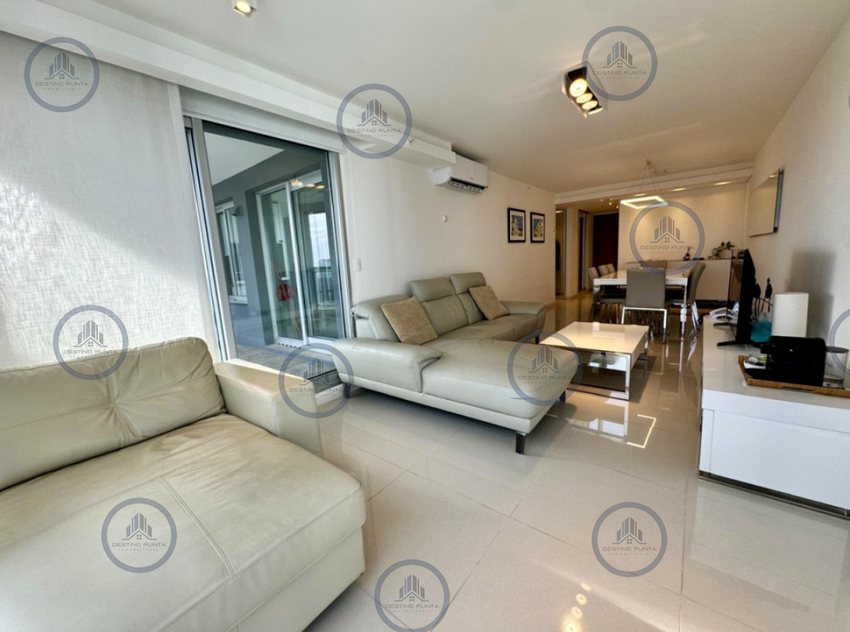 Apartamento ID.174 - Venta de apartamento de 2 dormitorios más dependencia y parrillero en Playa Mansa