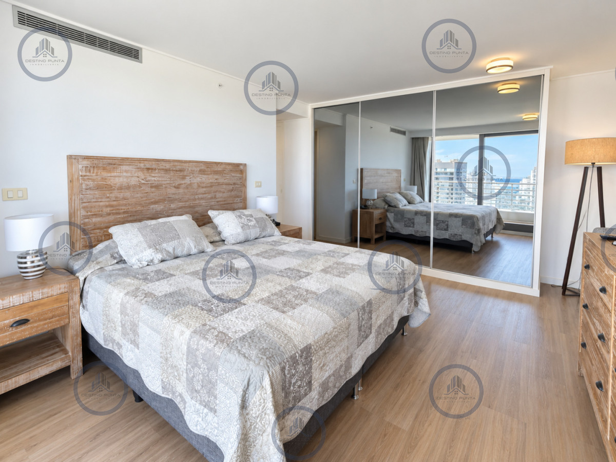 Apartamento ID.3292 - Penthouse Dúplex de 3 Dormitorios en suite con Parrillero, Jacuzzi y Amplias Terrazas con vistas panorámicas. Playa Mansa, Punta del Este