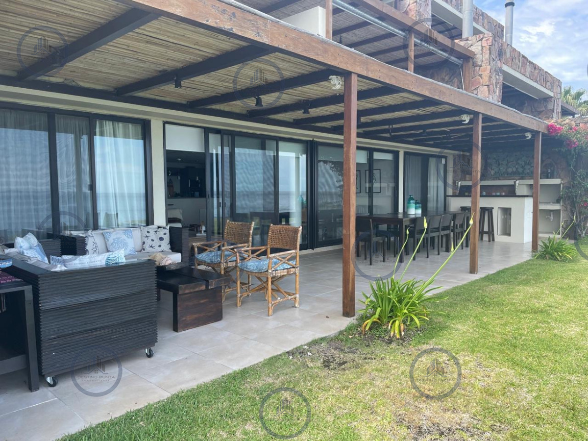 Apartamento ID.421 - Maravilloso departamento de 2 dormitorios con parrillero y salida al jardín en alquiler 