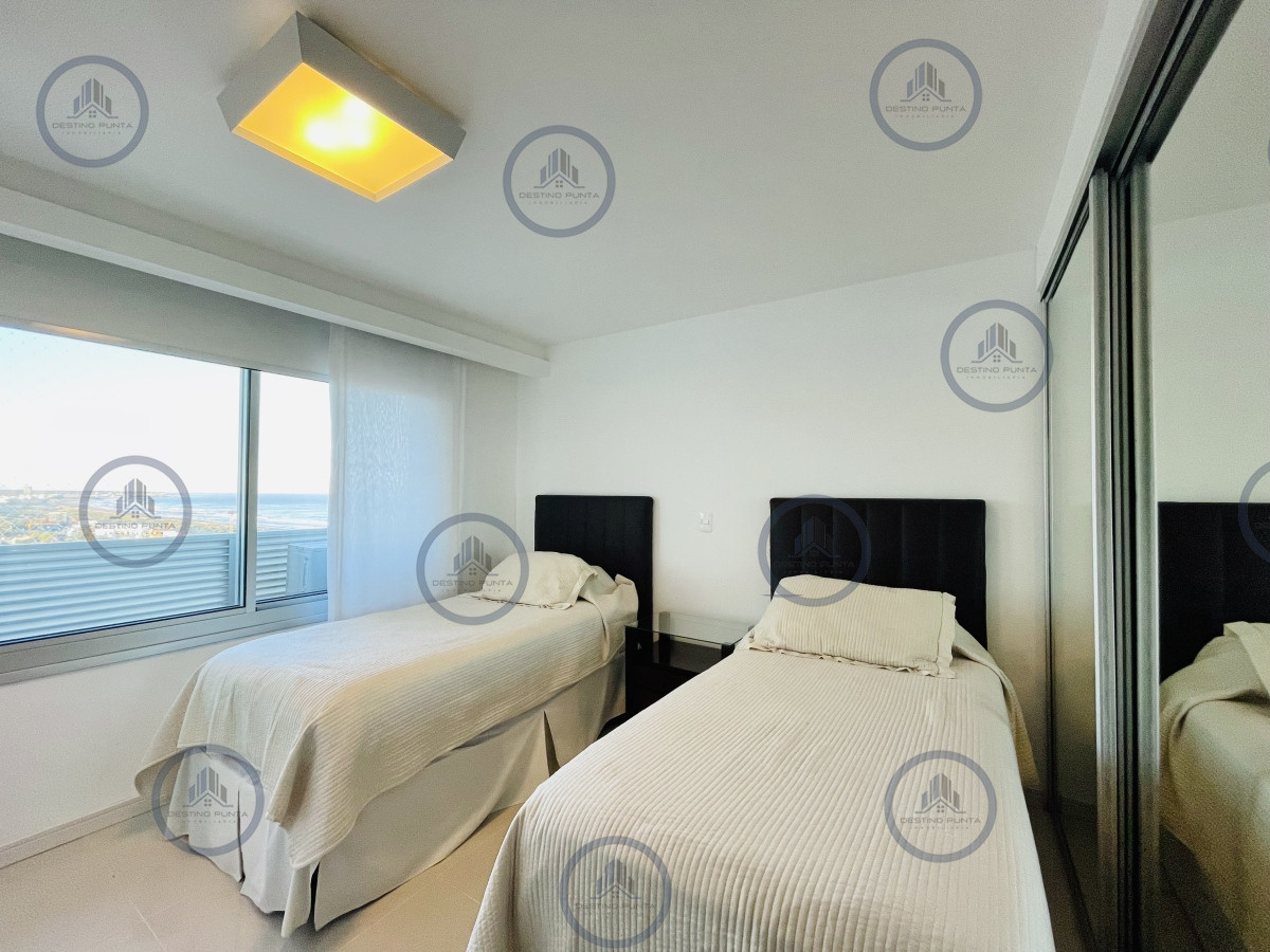 Apartamento ID.1525 - Apartamento de 3 Dormitorios y Dependencia, con Parrillero y Vista al Mar en Playa Brava, Punta del Este 