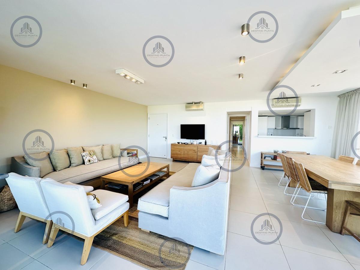 Apartamento ID.112 - Venta OPORTUNIDAD de exclusivo departamento de tres dormitorios y Parrillero en Punta Ballena