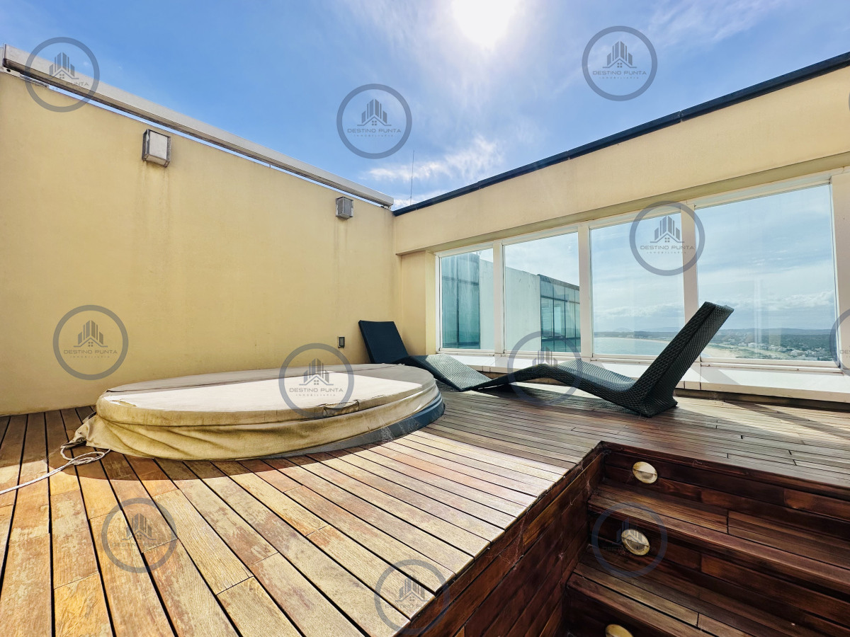 Apartamento ID.2300 - Lujoso Penthouse de 4 Dormitorios con Vista al Mar sobre Playa Mansa, Punta del Este