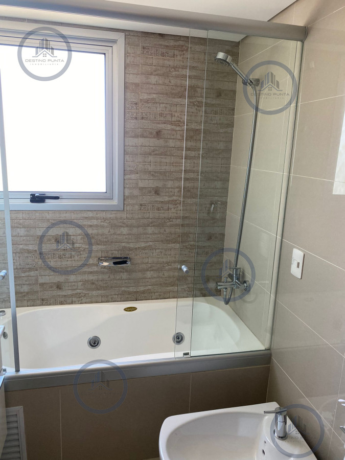 Apartamento ID.1776 - Venta de gran apartamento de 3 dormitorios con parrillero propio en Playa Brava, Punta del Este