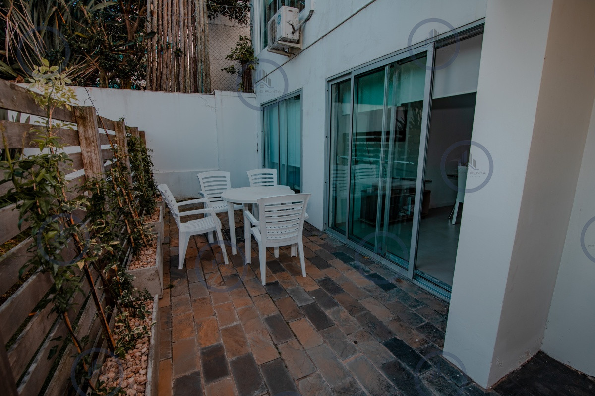 Apartamento ID.61 - Oportunidad en Venta de Apartamento de planta baja con salida al jardín de tres dormitorios en Playa Montoya