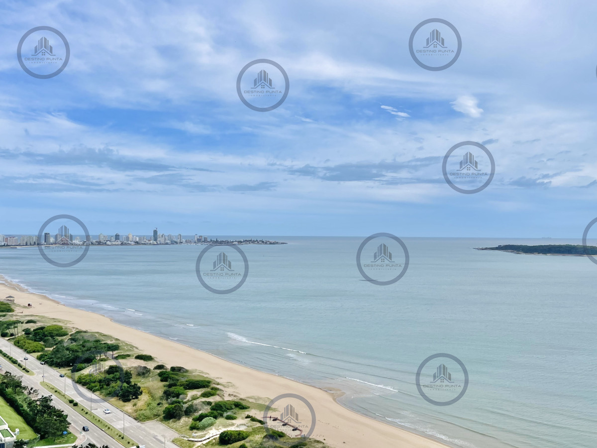 Apartamento ID.2300 - Lujoso Penthouse de 4 Dormitorios con Vista al Mar sobre Playa Mansa, Punta del Este