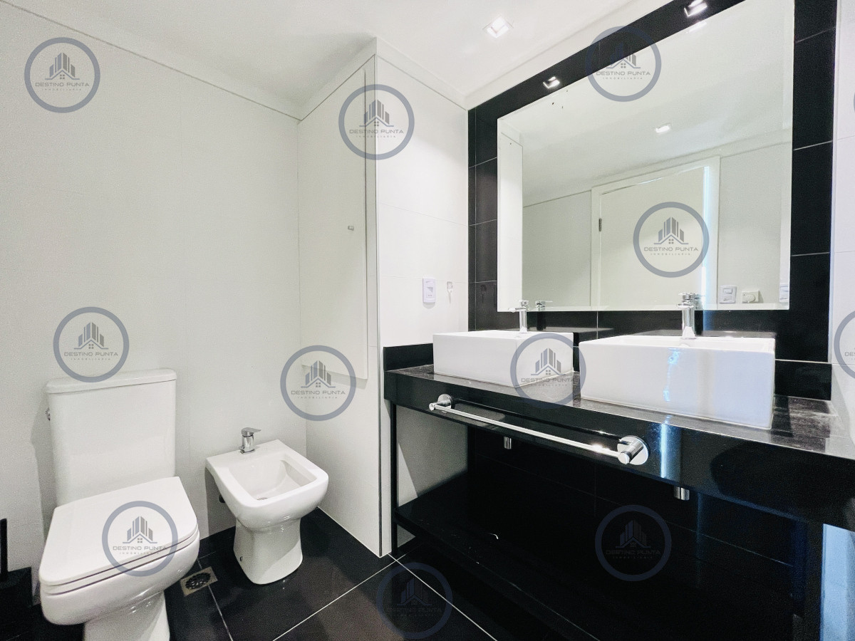 Apartamento ID.2711 - Apartamento de 2 Dormitorios en Alquiler Anual a pasos de Playas Mansa y Brava