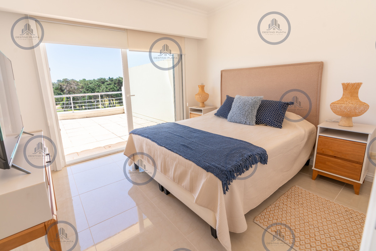 Apartamento ID.231 - Exclusivo penthouse en venta de 3 dormitorios vista al mar, piscina y parrillero de uso exclusivo sonbre Playa Mansa, Pinares