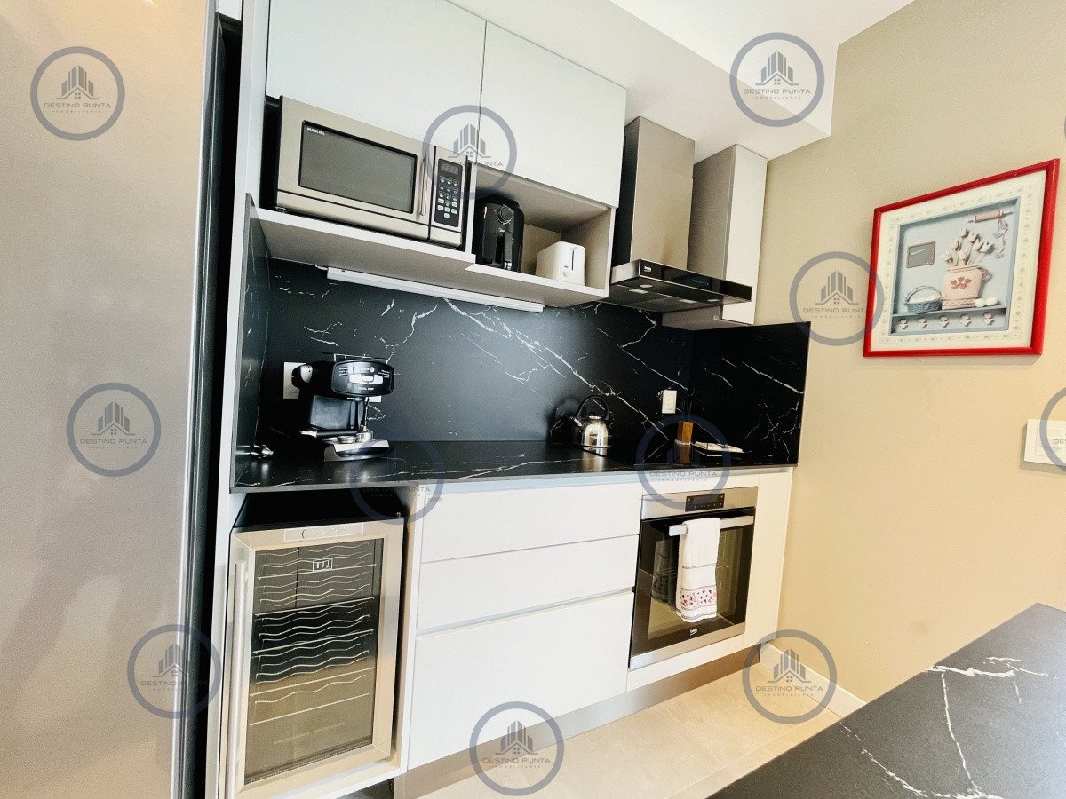 Apartamento ID.1122 - Venta y Alquiler Anual Moderno Apartamento de 2 Dormitorios en Torre Venetian sobre Playa Mansa