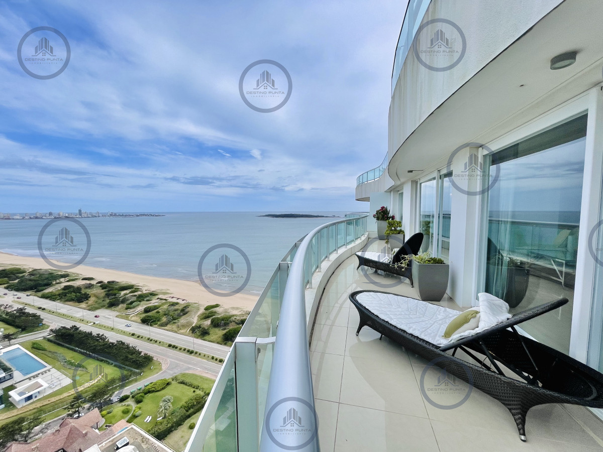 Apartamento ID.2300 - Lujoso Penthouse de 4 Dormitorios con Vista al Mar sobre Playa Mansa, Punta del Este