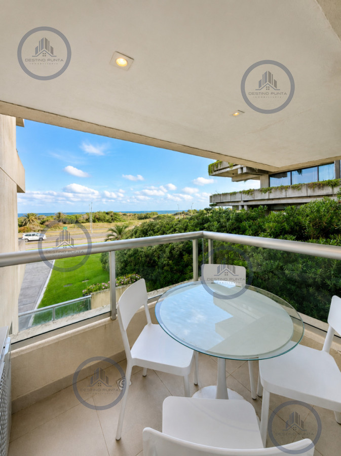 Apartamento ID.3030 - Venta de Apartamento de 3 Dormitorios sobre Primera Fila de Playa Brava, Punta del Este