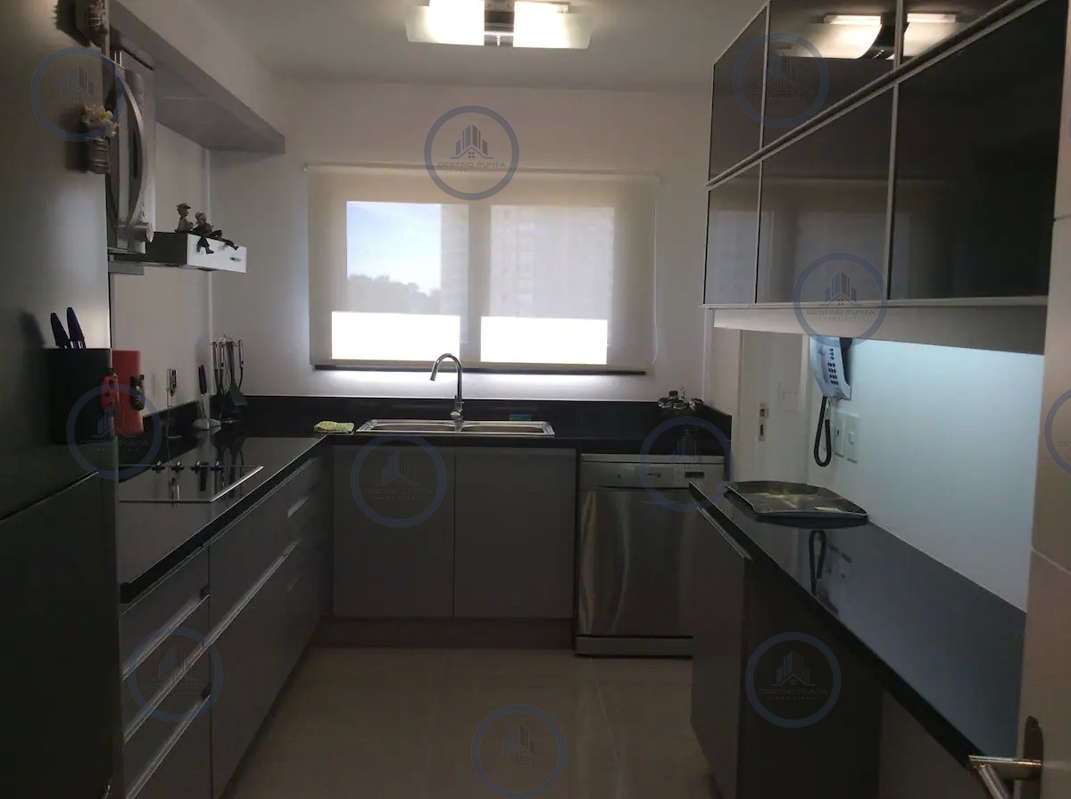 Apartamento ID.218 - Venta y alquiler de moderno departamento de tres dormitorios más dependencia a pasos de Playa Brava