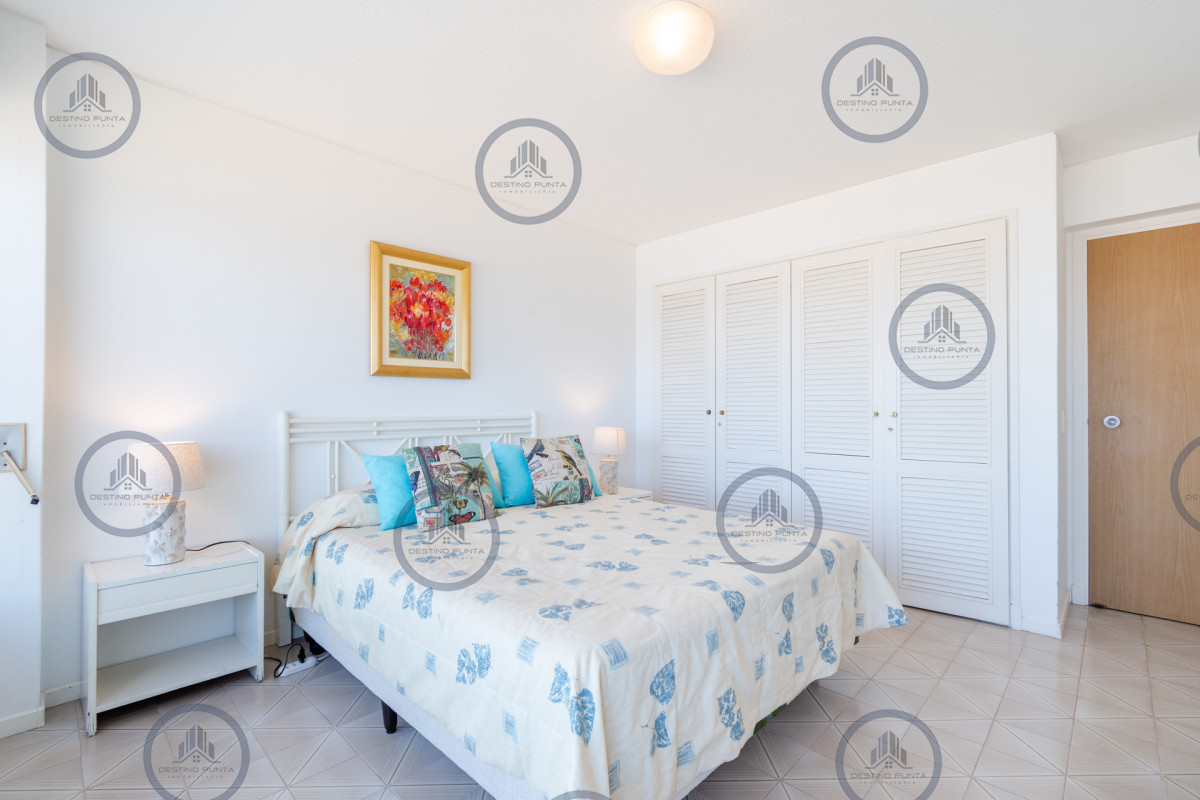 Apartamento ID.71 - Excelente Apartamento de 3 Dormitorios y Dependencia de Servicio Frente al Mar - Playa Brava